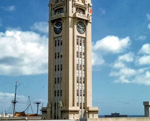 Aloha Tower, Honolulu, byJGKlienwikimedia